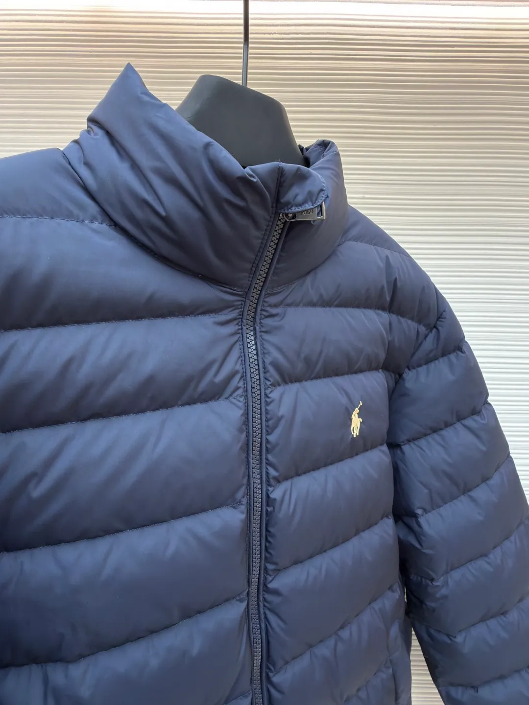 P890 Ralph Lauren embroidered rib down jacket ●Original version: Purchased and developed at 3340 ●Item number: 1682293-D15 ●Fabric: white duck down fabric ●Technology: mechanical down filling ●Color: navy blue ●Version: fitted version ●Weight: about 595 grams ●Size: S-M-L-XL ●Description: Nylon fabric has good windproof and waterproof properties and can effectively block the intrusion of wind and rain from the outside Keeps the inside dry and suitable for wearing in humid or rainy conditions. The red label on the chest is made with an imported MECLO embroidery machine. The original pattern is scanned first, and then high-quality silk thread is used to make a pattern. The density effect is adjusted by continuous pattern making. The zipper design is simple and elegant. It is easy to operate; the closing design of the cuffs and hem effectively prevents cold wind from invading, improving the warmth and comfort of wearing. It uses 90 white duck down with a weight of 260g to ensure excellent thermal insulation performance. After the velvet has been strictly screened and processed, it is not easy to drill into the velvet, ensuring durability. The overall wiring is straight and delicate, the fabric is comfortable and soft, and the color is consistent without color difference. It can be matched with the same style to create a fashionable look and control various occasions. Customized accessories, complete with three standards, same style for men and women!
